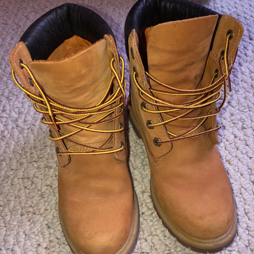 Women’s timberland boots w/ internal wedge.
